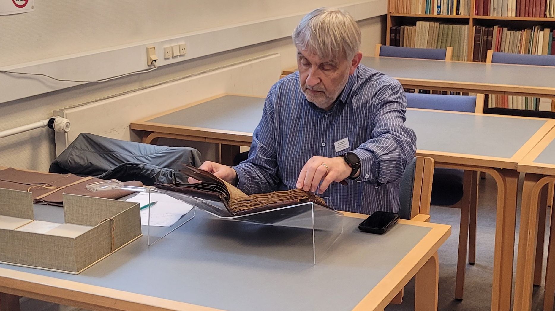 Guðvaldur Már Gunnlaugsson kannar Kongsbókina á lesistovu Tjóðskjalasavnsins.